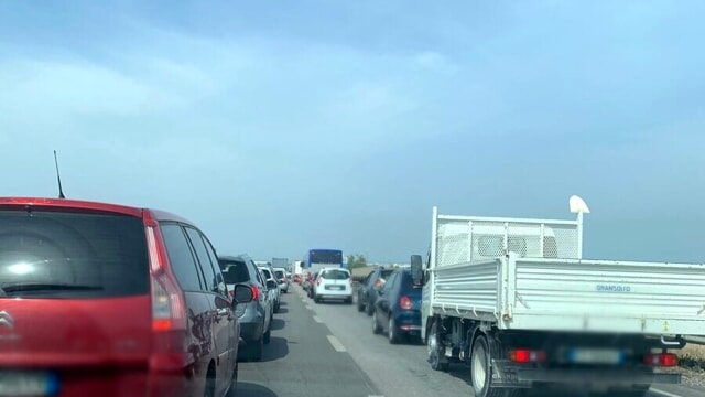 Un incidente stradale ha causato rallentamenti e code sulla Statale 100 in direzione Bari, coinvolgendo quattro veicoli. Sul posto sono intervenuti gli agenti della Polizia Locale per gestire il traffico e chiarire la dinamica dell'accaduto.