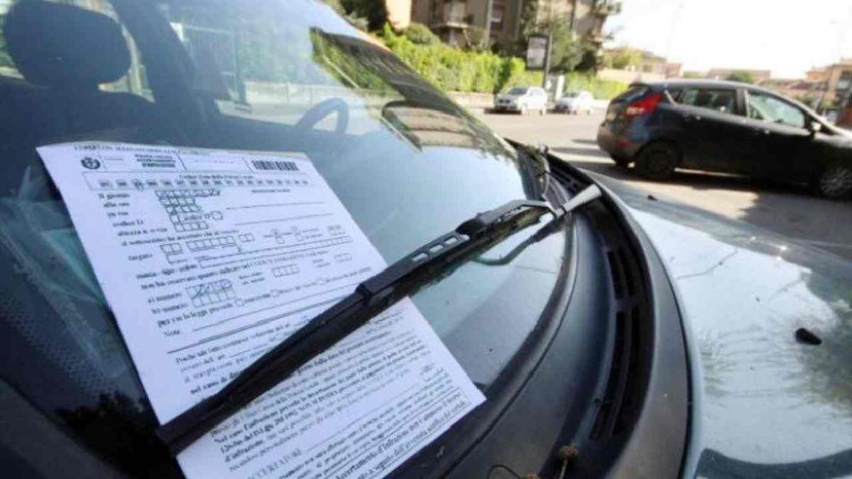 A Specchia, in provincia di Lecce, 30 invitati a un matrimonio sono stati multati per parcheggio irregolare durante la cerimonia.