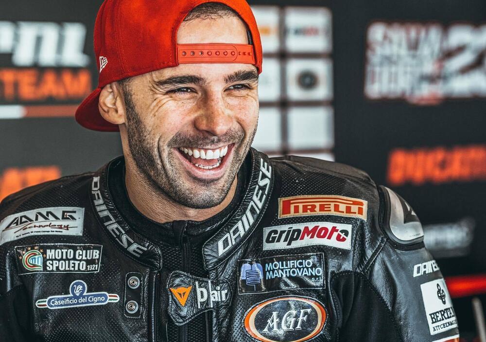 La morte del pilota e youtuber Luca Salvadori ha scosso il mondo del motociclismo. In seguito al tragico incidente avvenuto durante una gara dell'International Road Racing a Frohburg, in Germania, la comunità motociclistica si è stretta nel ricordo del 32enne milanese.