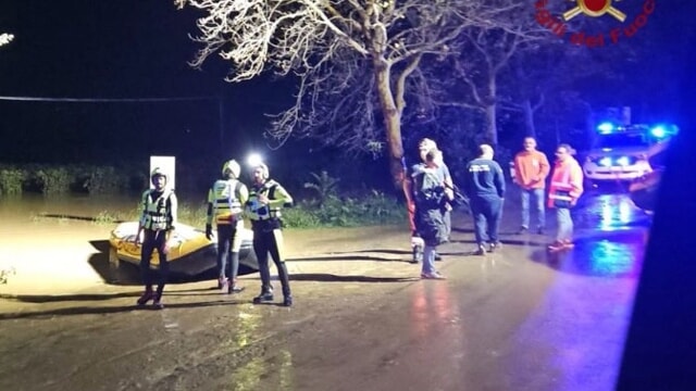 In Toscana, la piena del torrente Sterza ha causato la scomparsa di due persone, tra cui un bambino di cinque mesi e la nonna. Le ricerche sono in corso.