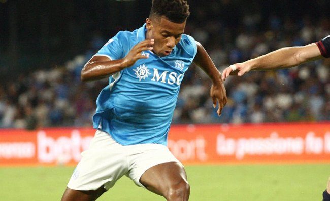 Il calciatore del Napoli, David Neres, è stato vittima di una rapina a mano armata dopo la partita contro il Parma, con il Rolex rubato e momenti di terrore.