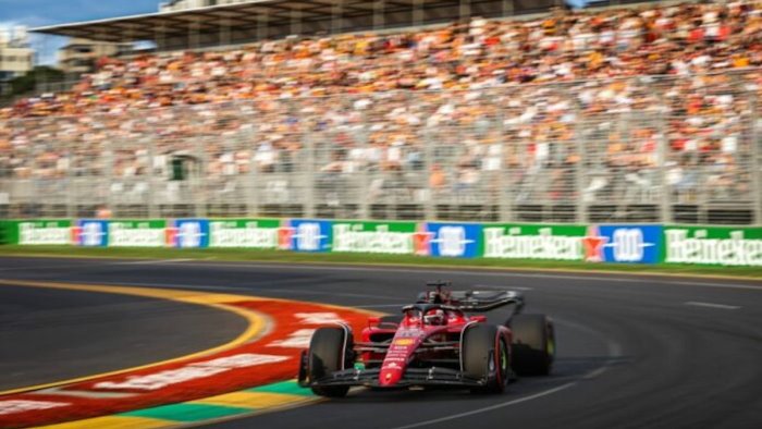 La Ferrari conquista la vittoria nel GP d'Italia 2024 a Monza con Charles Leclerc, grazie a una strategia audace che ha stupito gli avversari e riportato la scuderia di Maranello sul gradino più alto del podio.