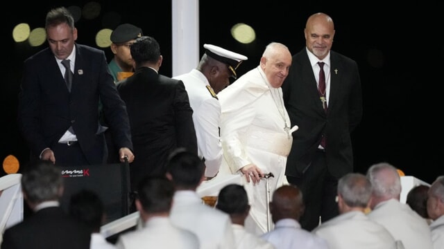 La polizia indonesiana ha arrestato sette persone sospettate di preparare un attacco contro Papa Francesco durante la sua visita in Indonesia, il Paese musulmano più popoloso al mondo.