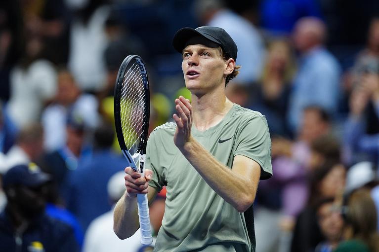 Jannik Sinner ha battuto Daniil Medvedev, conquistando la sua prima semifinale allo US Open e la quarta in carriera in uno Slam.