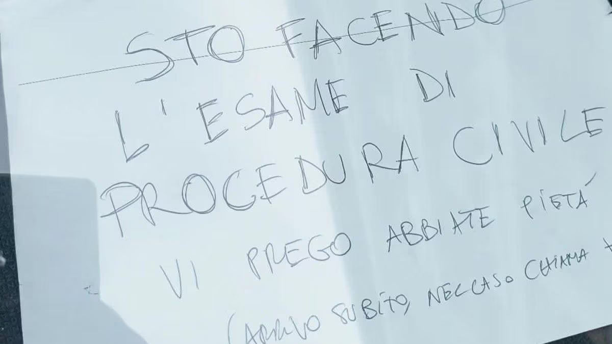 Un parcheggio azzardato e un biglietto simpatico sono diventati virali dopo che uno studente di Giurisprudenza ha chiesto comprensione per la sua fretta di sostenere l’esame.