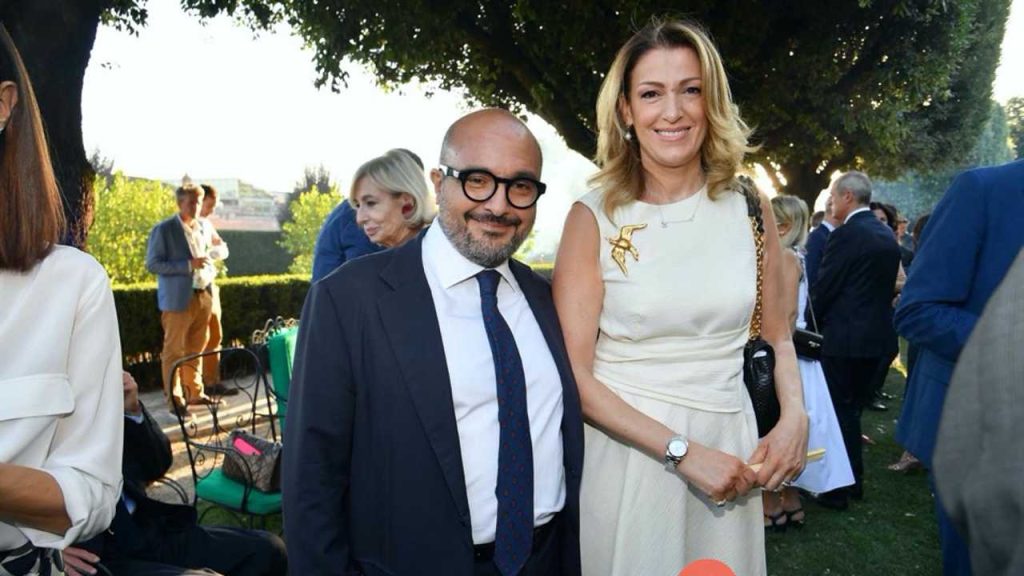 Dopo aver ammesso la relazione con l’imprenditrice Maria Rosaria Boccia, l'ex ministro della Cultura Gennaro Sangiuliano si dedica al recupero del rapporto con la moglie, Federica Corsini.