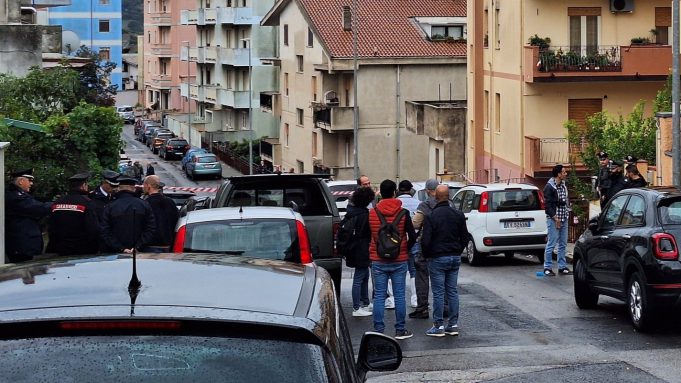 Un uomo di Nuoro ha compiuto una strage familiare uccidendo la moglie e la figlia, ferendo altri due figli e la madre, per poi togliersi la vita. Proseguono le indagini sul movente.