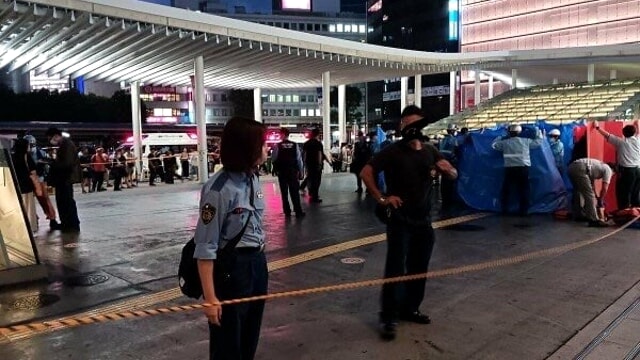 A Yokohama, una 17enne si è tolta la vita lanciandosi dal tetto di un centro commerciale, uccidendo accidentalmente una donna di 32 anni.