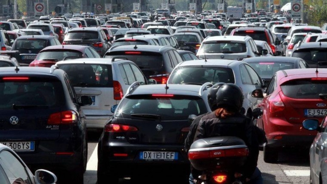 Un uomo di 33 anni ha perso la vita mentre cercava di raggiungere l'ospedale di Oderzo, bloccato nel traffico e colto da un malore improvviso.