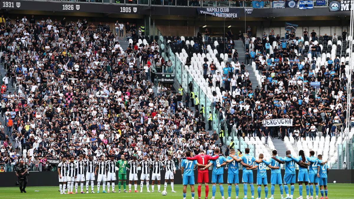 Minuto di silenzio in ricordo di Totò Schillaci interrotto da tifosi del Napoli, subito zittiti da fischi all'Allianz Stadium.