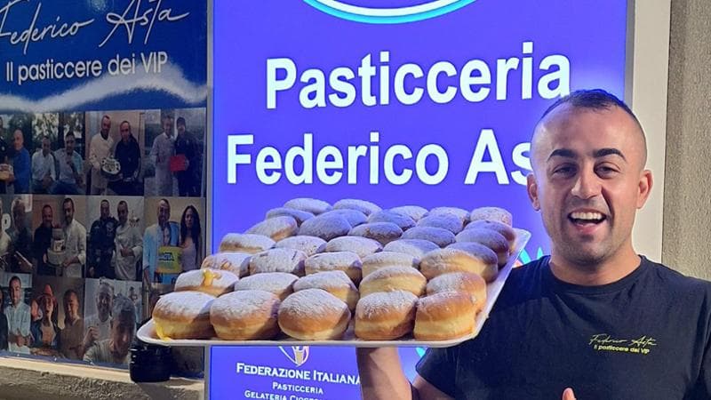 Federico Asta, pasticcere conosciuto nel quartiere Santa Viola di Bologna, ha perso la vita in un incidente stradale. Il tragico evento ha scosso la città, lasciando molti senza parole. Numerosi i messaggi di cordoglio sui social per la sua scomparsa.