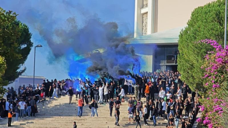 Centinaia di persone si sono radunate questa mattina nel quartiere San Paolo di Bari per l'ultimo saluto a Francesco Damiani, detto "Kekko", il giovane di 19 anni deceduto domenica sera in un tragico incidente stradale sul lungomare della città.