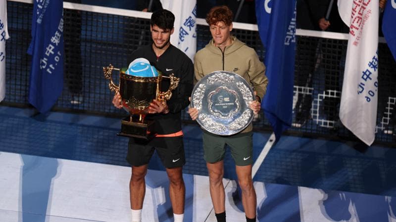 Il numero due al mondo Carlos Alcaraz elogia Jannik Sinner dopo la finale dell'Atp 500 di Pechino, nonostante le difficoltà vissute dall’italiano.