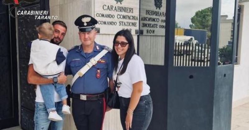 Un bambino di 3 anni ha rischiato di soffocare a Castellaneta dopo aver ingerito un pezzo di cioccolato. L'intervento tempestivo dei carabinieri ha evitato il peggio.