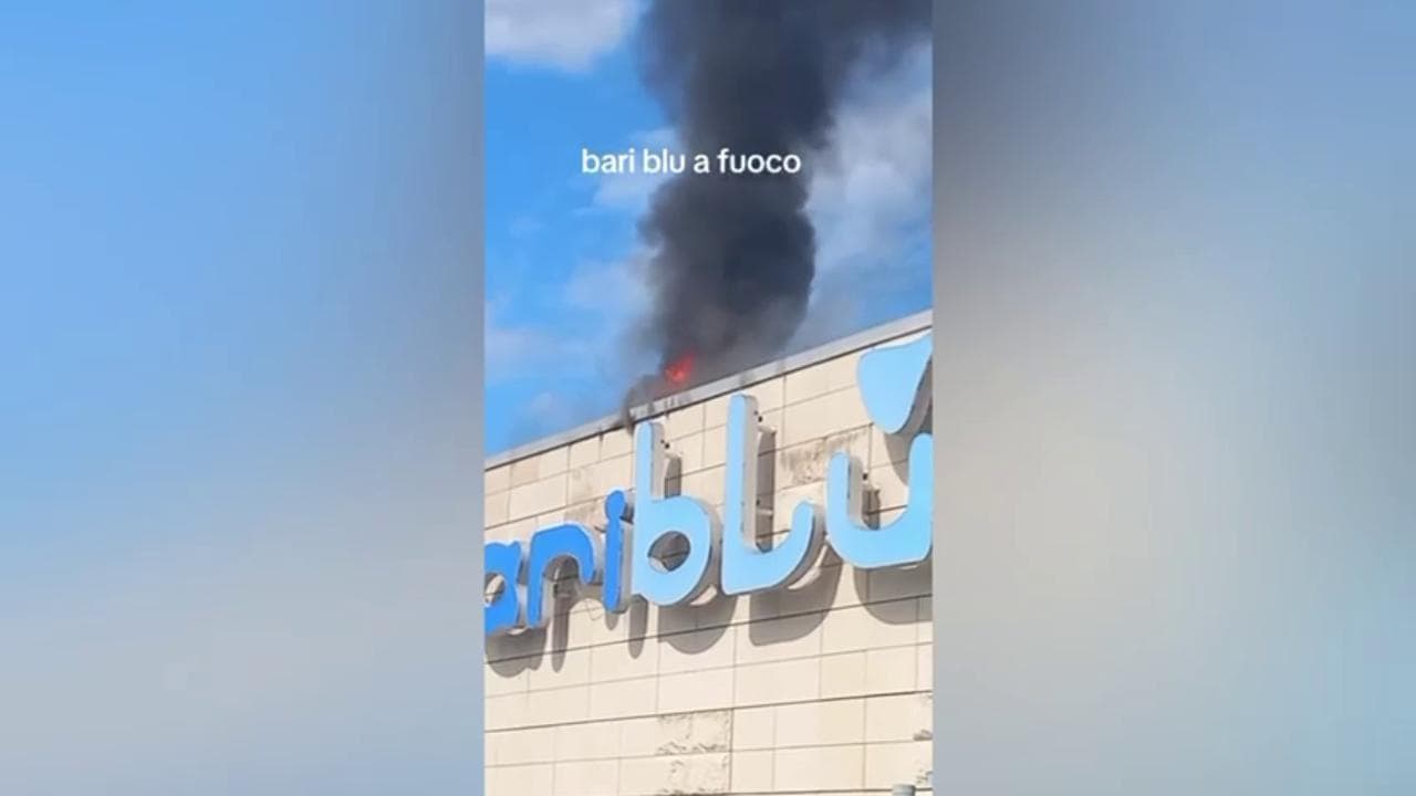 Fumo e panico al centro commerciale Bariblu di Triggiano, Bari. Le fiamme, domate velocemente, hanno provocato l'evacuazione del centro senza feriti.