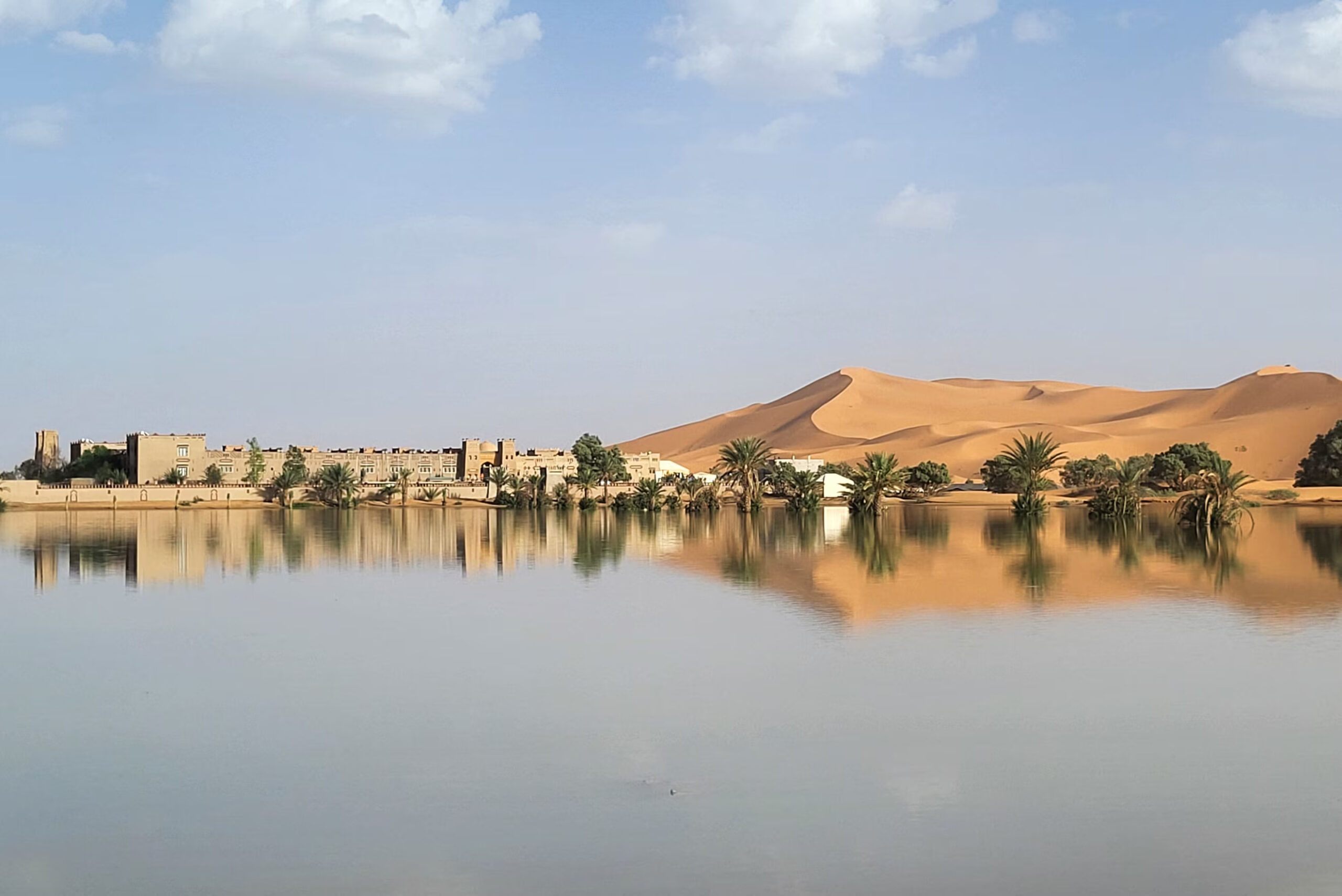 Un raro evento meteorologico ha colpito il deserto del Sahara, inondando il paesaggio con piogge intense e creando laghi temporanei tra le dune per la prima volta in decenni.