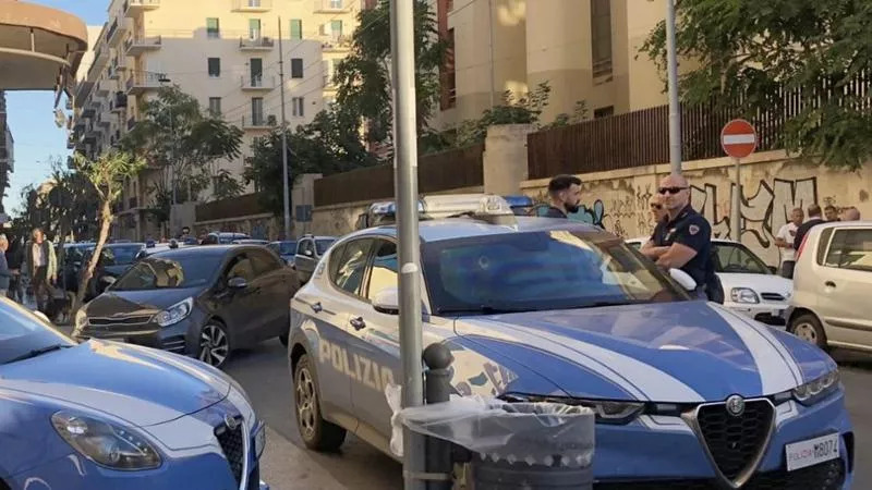 Nel quartiere Madonnella a Bari, due ragazzi di origine straniera hanno scatenato il caos lanciando pietre contro passanti e auto. Ferito un carabiniere fuori servizio.