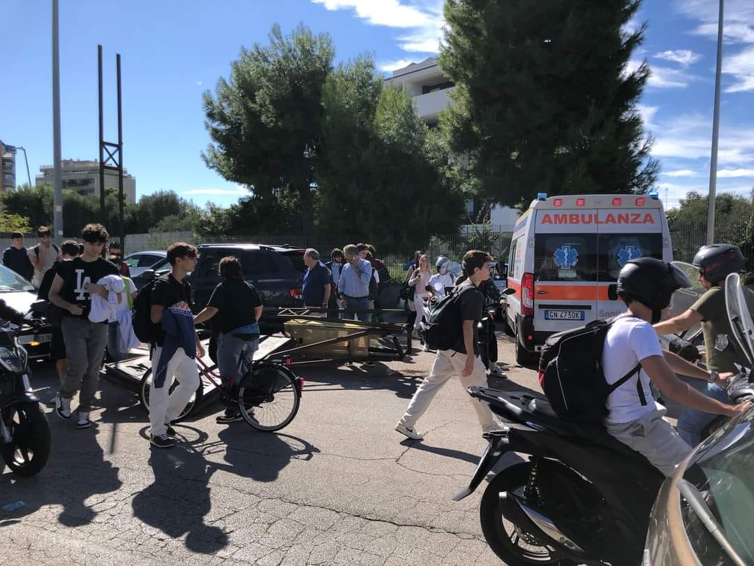 Un traliccio con l’insegna dell’ospedale Mater Dei di Bari è caduto in strada poco prima dell’uscita degli studenti dal Liceo Fermi, causando due feriti.