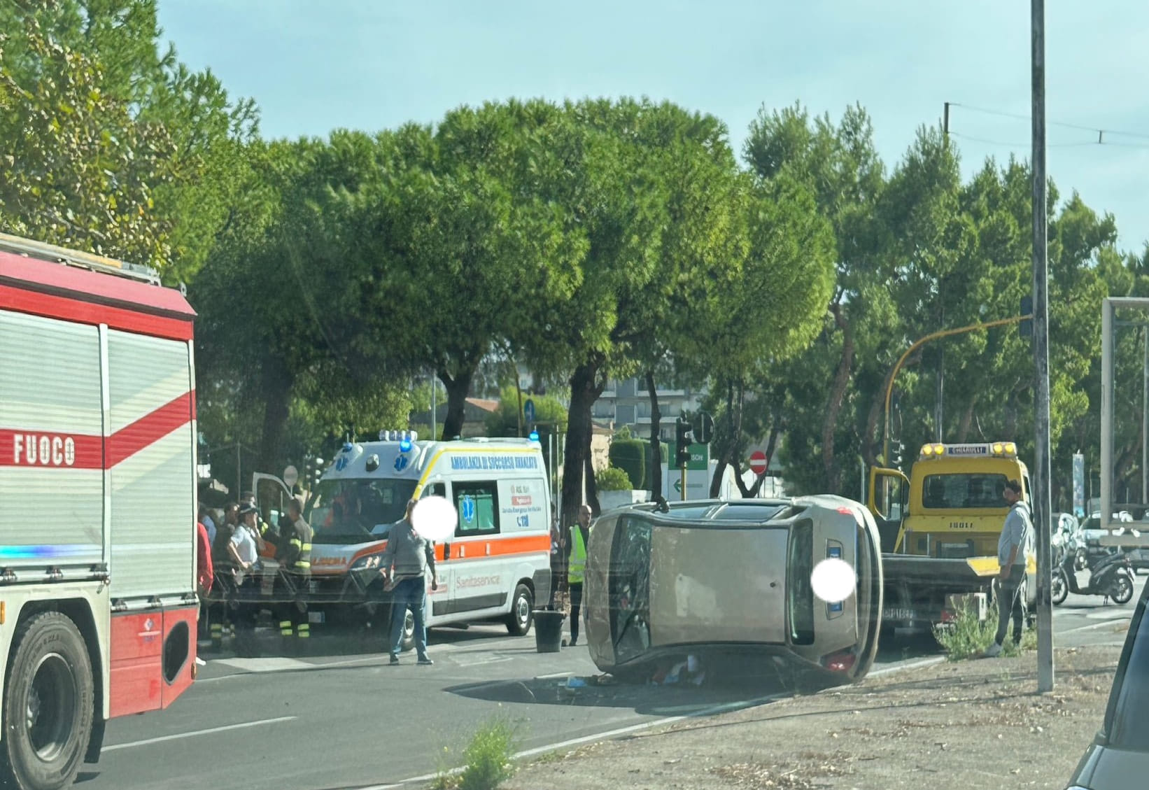 Un incidente in via Caldarola ha visto un'auto ribaltarsi, causando il blocco della strada in direzione centro.