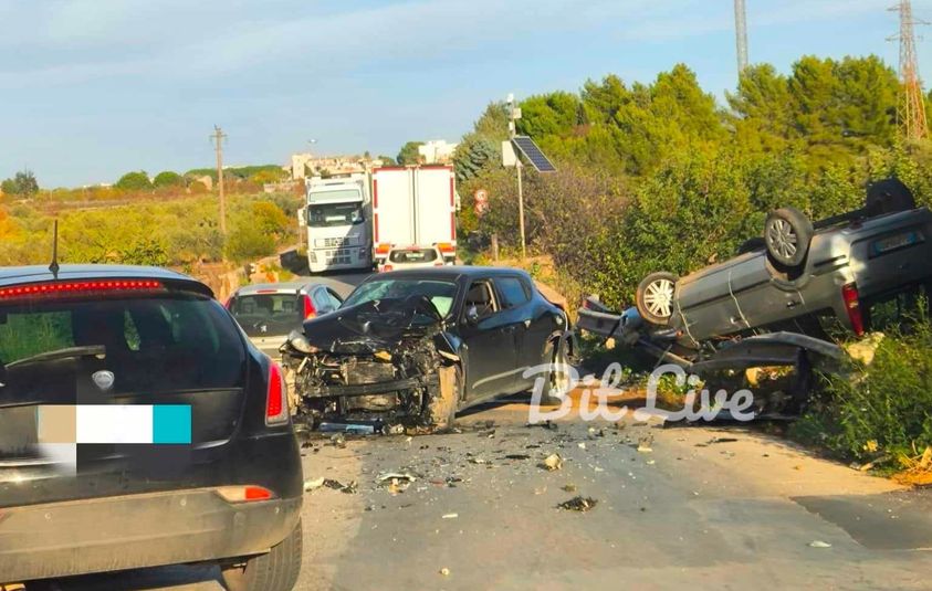 Grave scontro tra due auto e un camion sulla strada provinciale 84, con due persone trasportate in ospedale. Nessuno in pericolo di vita.