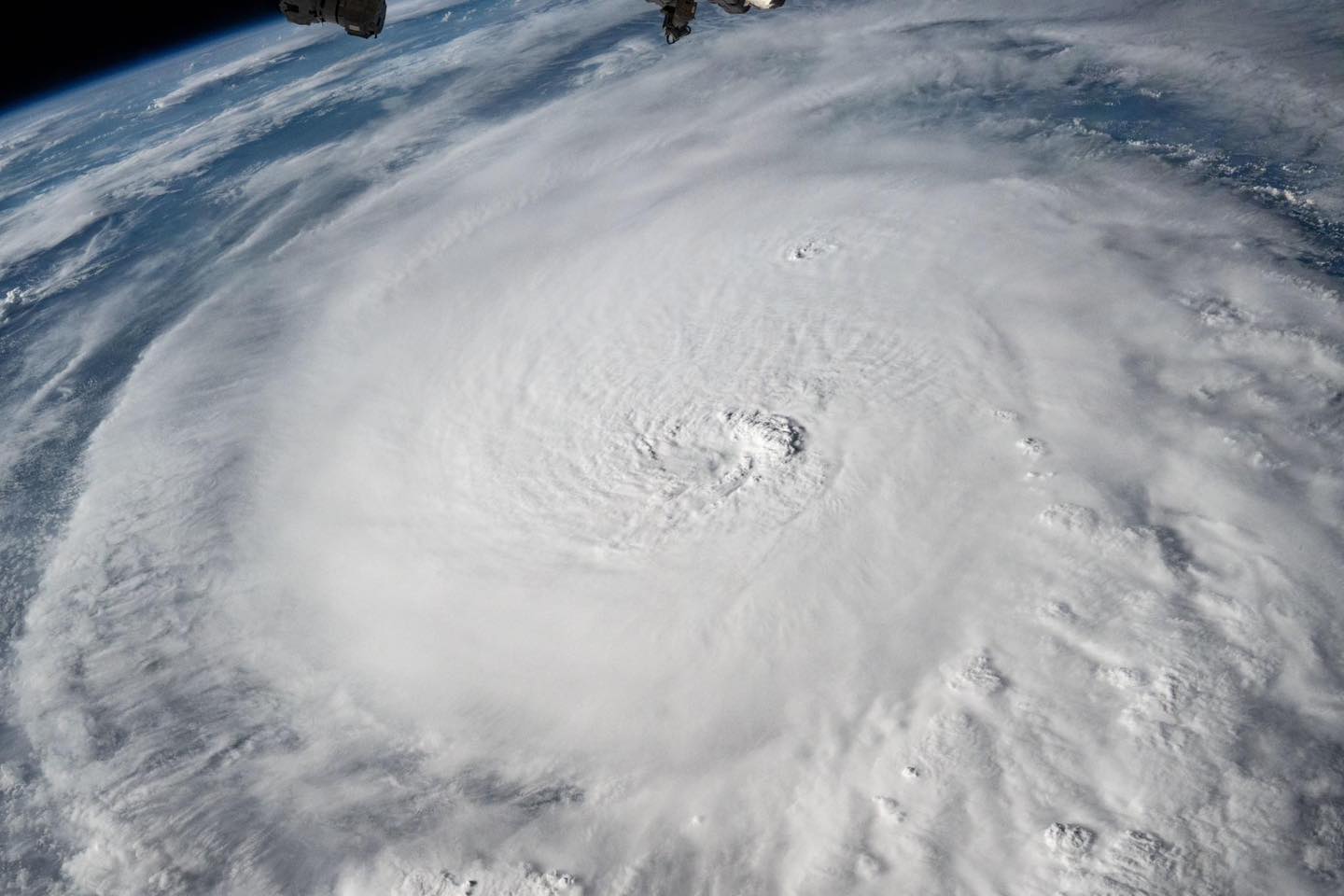 L'uragano Milton, descritto come il peggiore degli ultimi 100 anni, ha colpito la Florida, costringendo migliaia di persone all'evacuazione e causando panico tra i residenti.