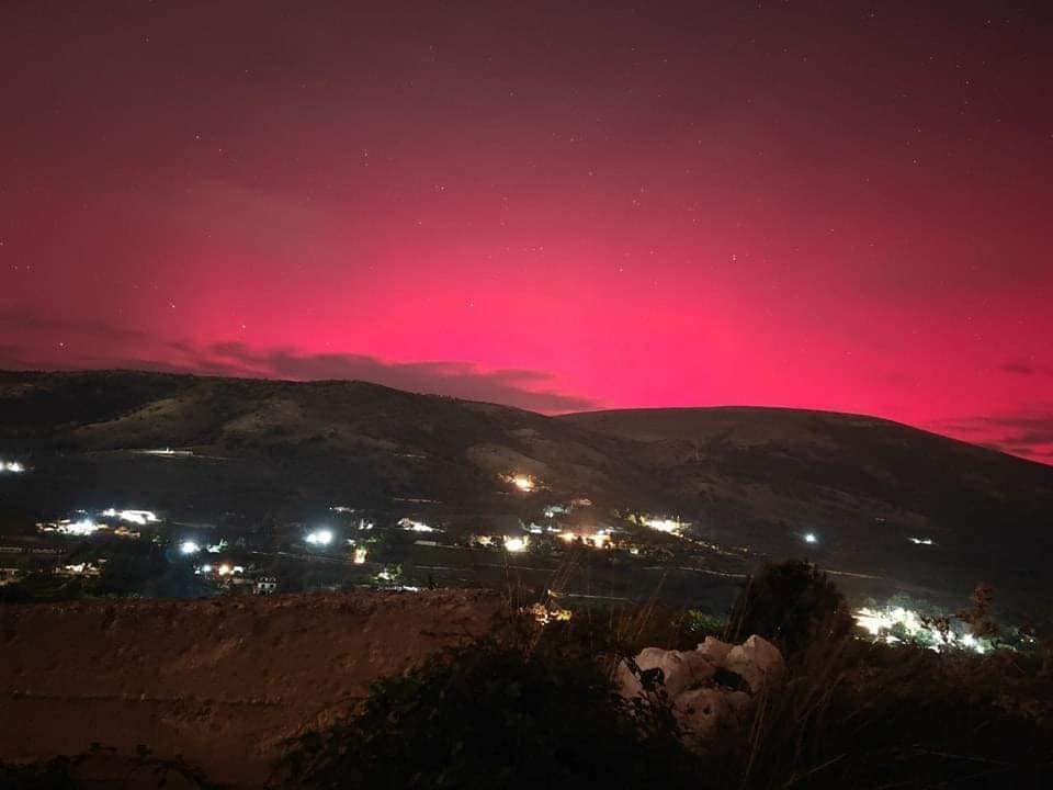 Uno spettacolare arco aurorale rosso è stato avvistato a Vieste, nonostante le nuvole, un evento raro visibile solo durante forti tempeste solari.