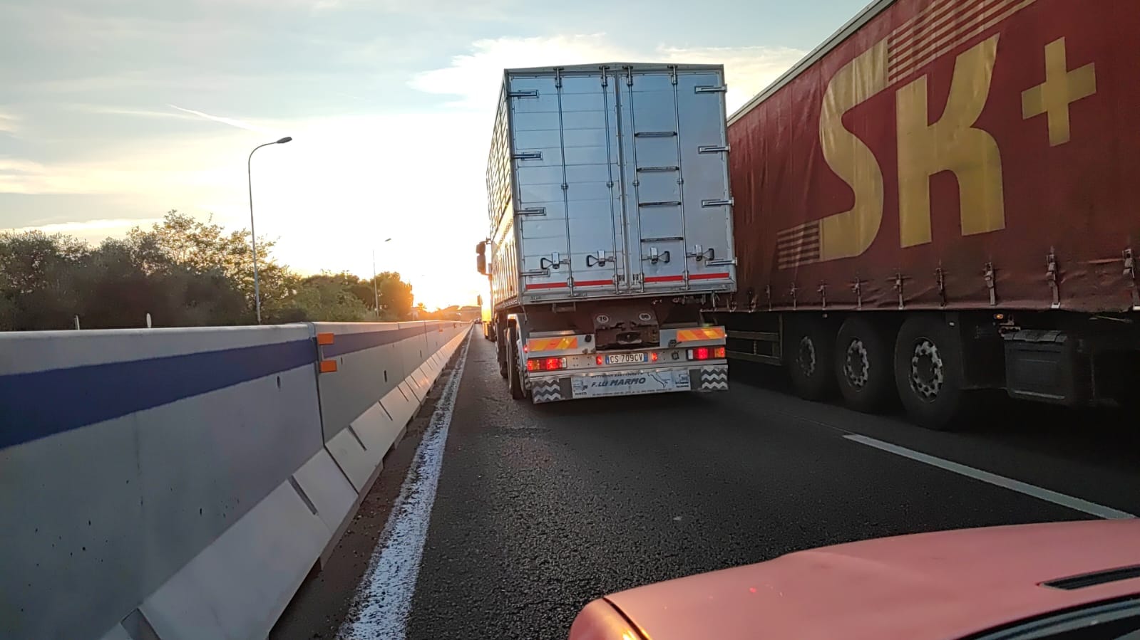 Un incidente ha coinvolto diverse auto e un camion sulla statale 16 in direzione Sud, provocando feriti in gravi condizioni. Il traffico è stato deviato.