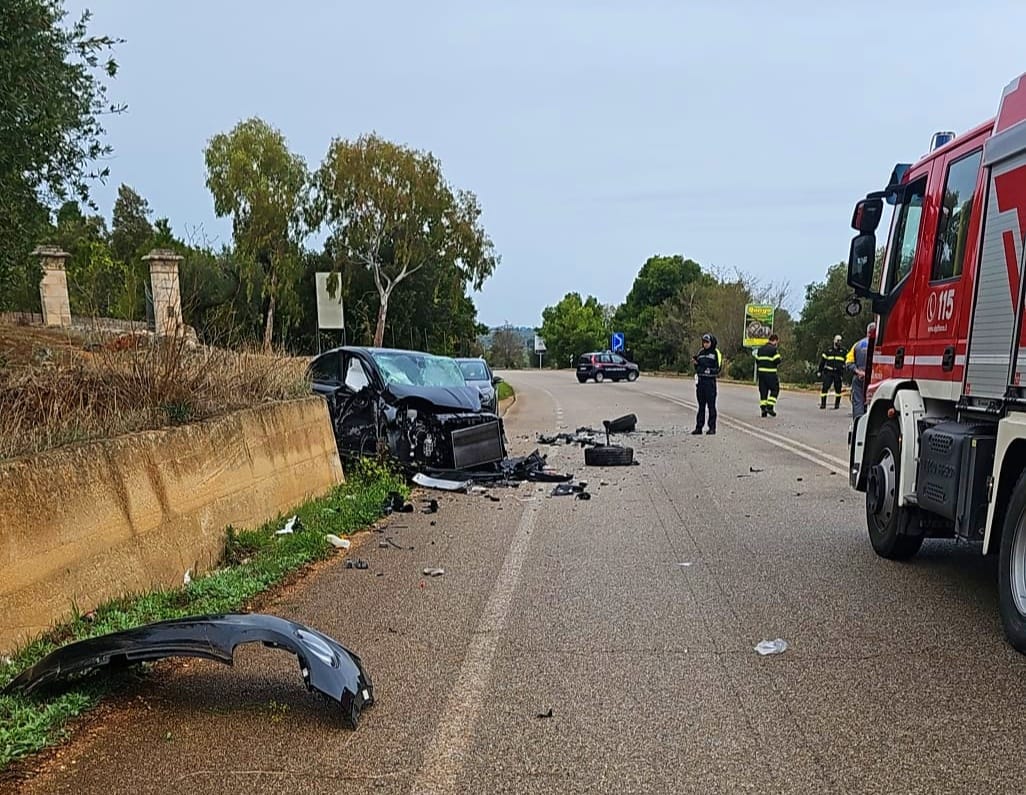 Poco fa, un violento scontro tra due auto si è verificato lungo la strada tra Conversano e Castellana Grotte, all’altezza della discesa vicino alla masseria Serragambetta. Fortunatamente, i feriti non sembrano essere in pericolo di vita.