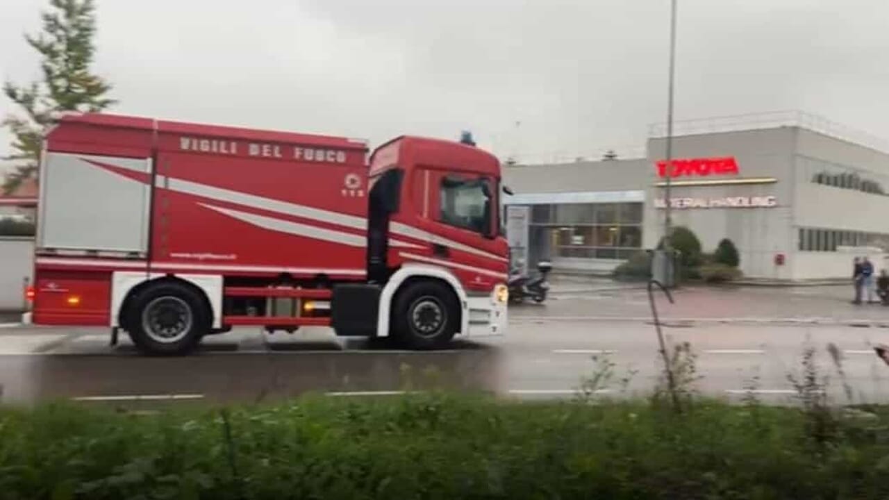 Un’esplosione devastante si è verificata oggi pomeriggio presso un capannone della Toyota Material Handling a Borgo Panigale. Una persona è morta, mentre i feriti sono almeno tre.