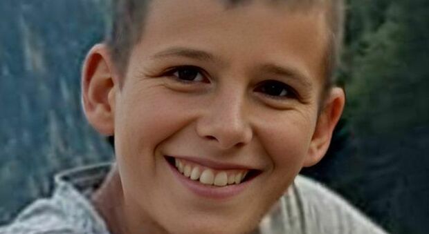 Tommaso Grossi, 14 anni, è morto a causa di una grave malattia. Nonostante il coraggio e la fede, non è riuscito a festeggiare il suo quindicesimo compleanno. I funerali si sono svolti nel Duomo di Santa Sofia a Lendinara, in provincia di Rovigo.