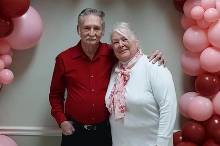 Due coniugi, Marcia e Jerry Savage, sono stati trovati senza vita abbracciati dopo il crollo di un albero sulla loro casa, durante il passaggio dell'uragano Helene in South Carolina.