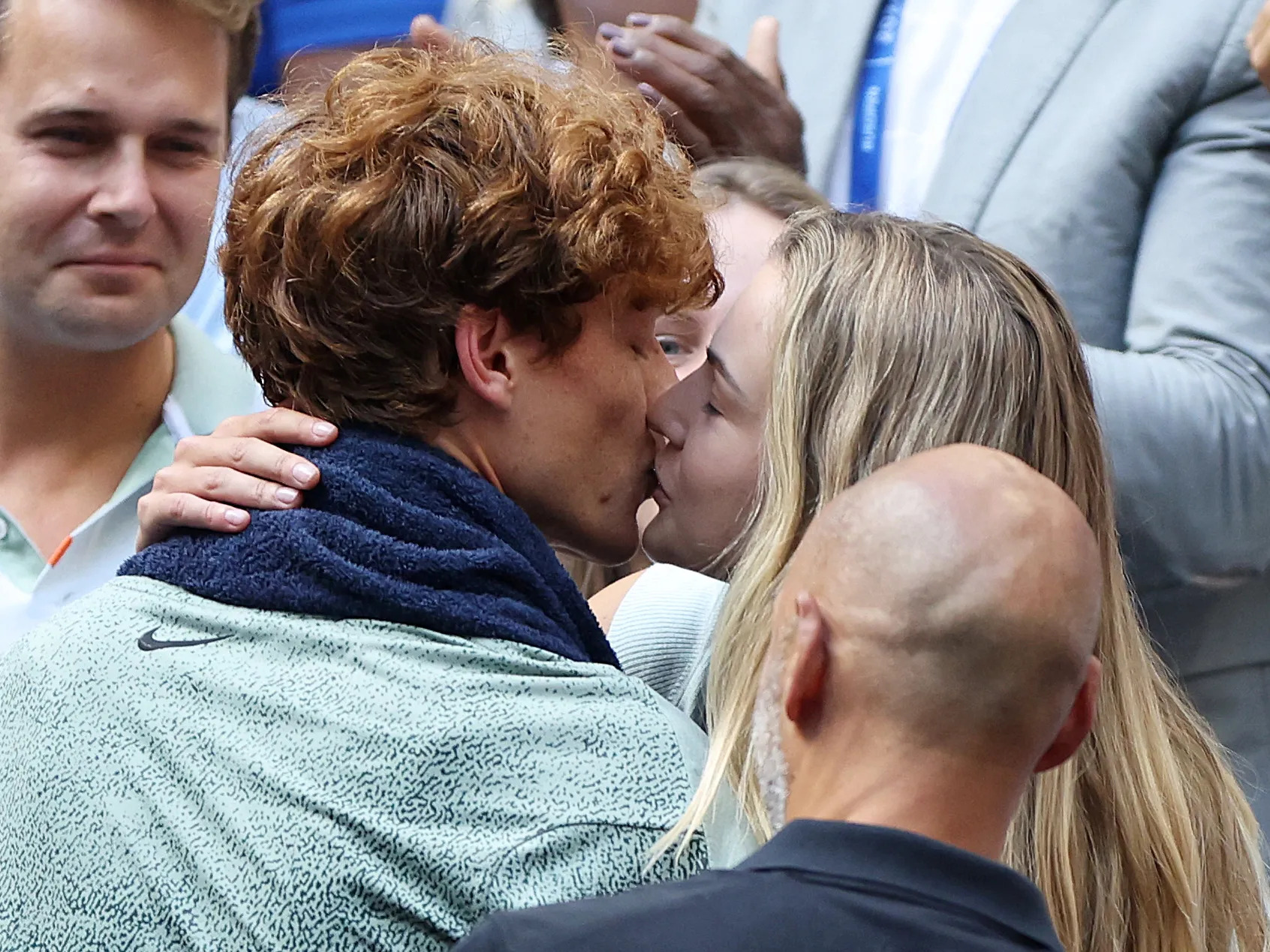 Si fanno sempre più insistenti le voci sul possibile matrimonio tra il tennista Jannik Sinner e la collega Anna Kalinskaja. La proposta sarebbe stata fatta durante una festa esclusiva a New York, a conclusione degli US Open.