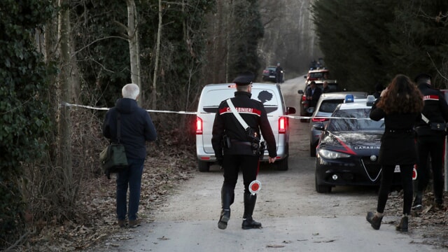 I cadaveri di Gina Favaretto, 96 anni, e di suo figlio Mario Tinto, 71 anni, sono stati trovati nel giardino della loro casa a Orbetello, in provincia di Grosseto.