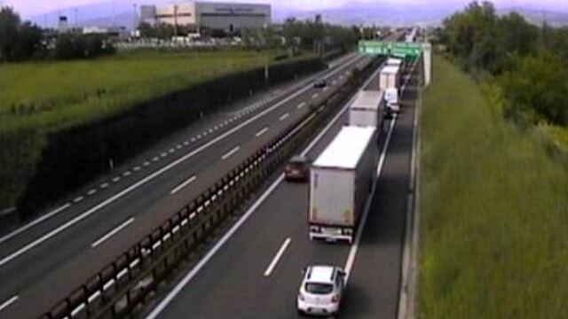 Questa mattina un grave incidente stradale lungo l'autostrada A1 ha causato la morte di due persone e importanti rallentamenti al traffico.