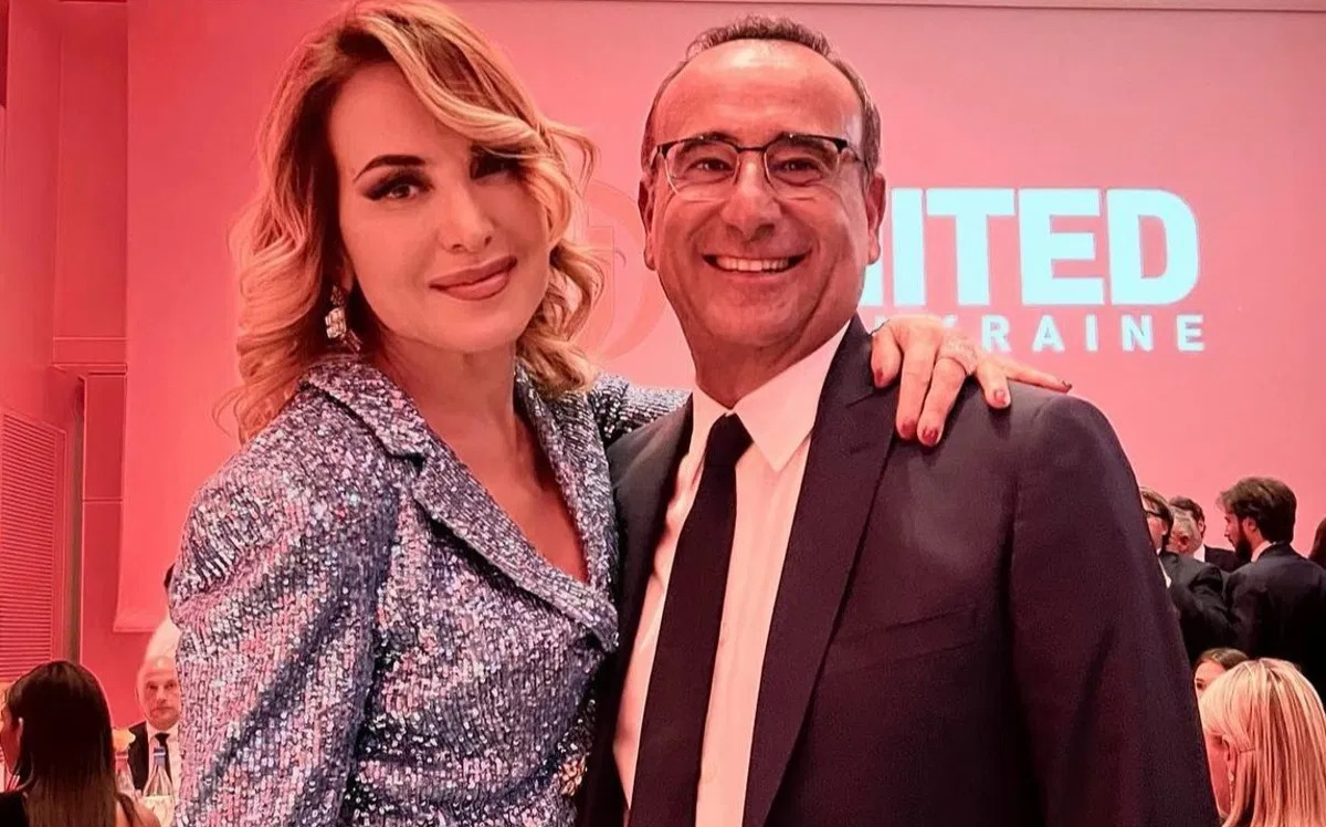 Barbara d’Urso potrebbe essere una delle protagoniste di Sanremo 2025. Secondo le ultime indiscrezioni riportate da Dagospia e Oggi, la Rai starebbe valutando un progetto in prima serata per la conduttrice, mentre il settimanale Nuovo Tv, diretto da Riccardo Signoretti, rilancia con una proposta sorprendente: Carlo Conti sarebbe interessato ad avere Barbara d’Urso come co-conduttrice del Festival di Sanremo.