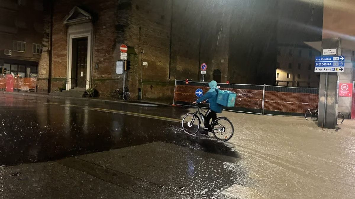 Nonostante l’allerta meteo rossa e l’alluvione che ha colpito Bologna sabato sera, molti riders hanno continuato a lavorare, consegnando cibo a domicilio in condizioni estremamente pericolose.