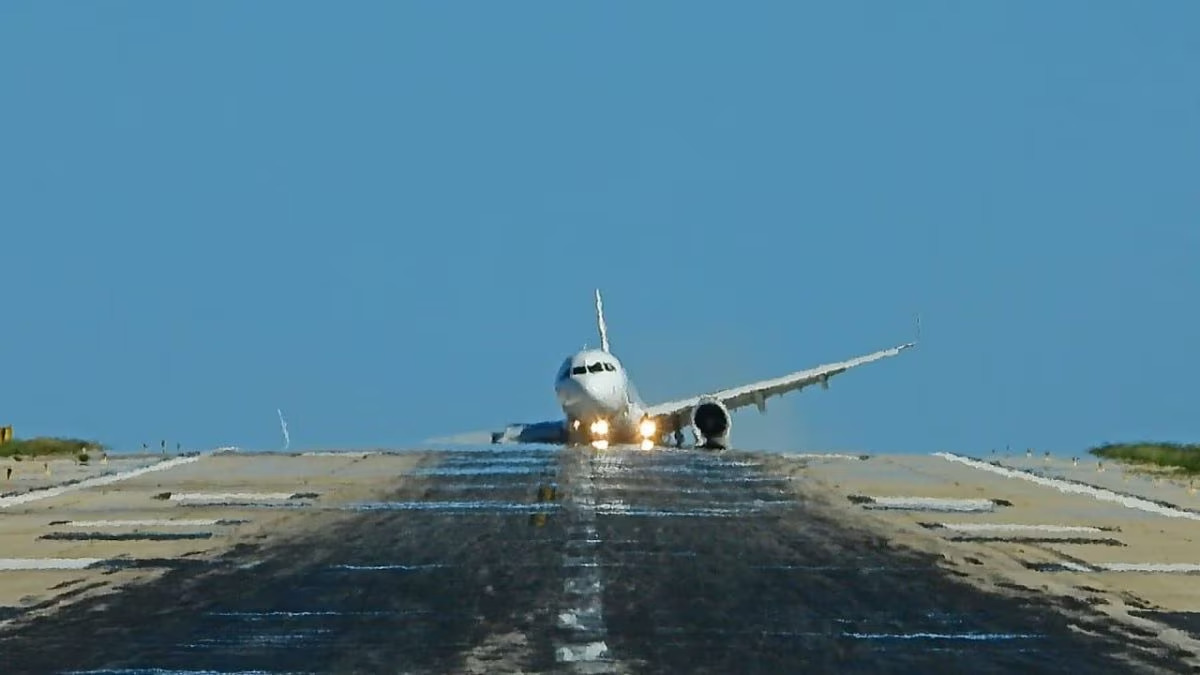 Momenti di terrore per i passeggeri del volo Sunclass Airlines da Stoccolma a Skiathos. Durante l’atterraggio, il velivolo ha riportato gravi danni al carrello, costringendo il pilota a una manovra rischiosa.