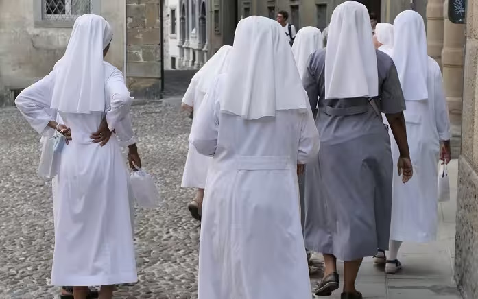 Suor Bernadette, superiora della Congregazione dello Spirito Santo, è stata posta agli arresti domiciliari per aver rubato preziosi da diverse chiese nella diocesi di Ariano Irpino-Lacedonia.