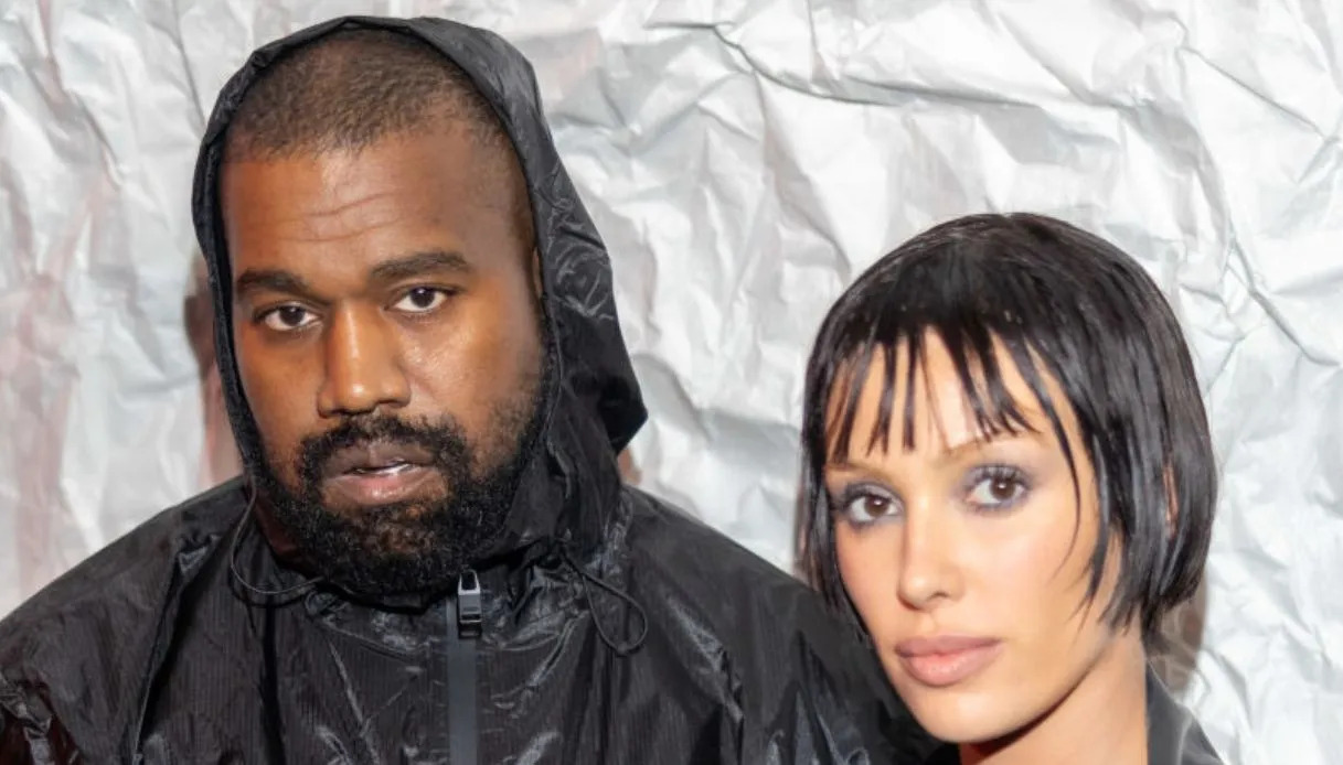 Continuano a circolare rumors su una possibile crisi tra Kanye West e Bianca Censori, nonostante un recente avvistamento insieme a Tokyo sembri smentire le voci di divorzio.