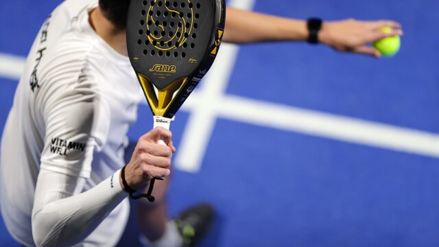 Un uomo di 57 anni è stato soccorso durante una partita di padel grazie all'intervento tempestivo di due soccorritori presenti sul posto.