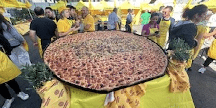 Alla Fiera del Levante di Bari è stata presentata una versione oversize della tradizionale focaccia barese, dal peso di 40 kg e con un diametro di 2 metri.