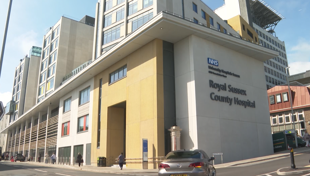 Un chirurgo del Royal Sussex Hospital ha operato un paziente con un coltellino svizzero usato per tagliare frutta, scatenando polemiche sulla struttura sanitaria di Brighton e indagini per negligenza.