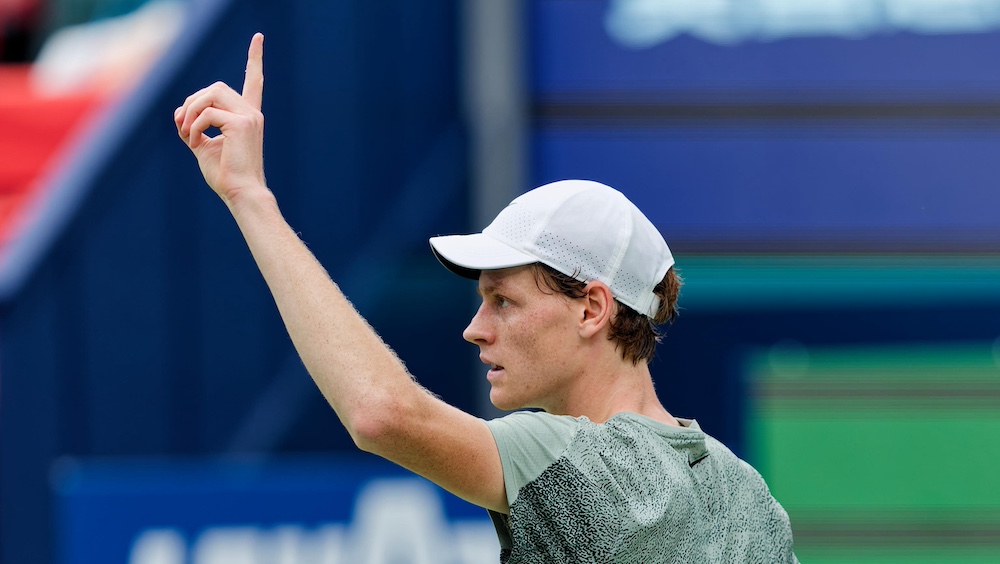 Con una vittoria netta su Novak Djokovic, Jannik Sinner conquista il Masters 1000 di Shanghai e si assicura il primato nel ranking ATP per la fine del 2024.