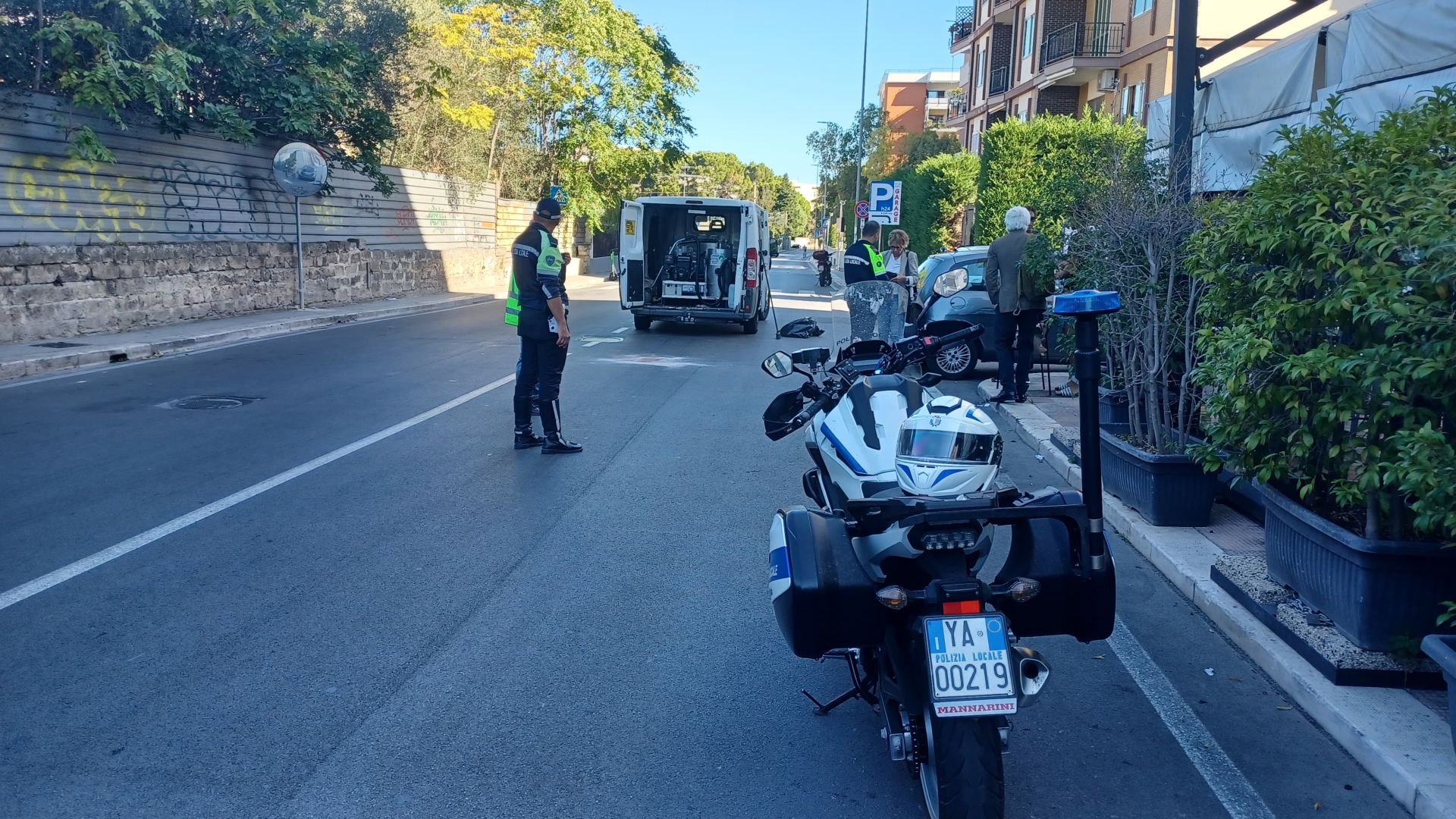 Grave incidente in via Camilla Rosalba a Bari, dove una donna anziana è stata investita da una moto e trasportata d'urgenza al Policlinico.