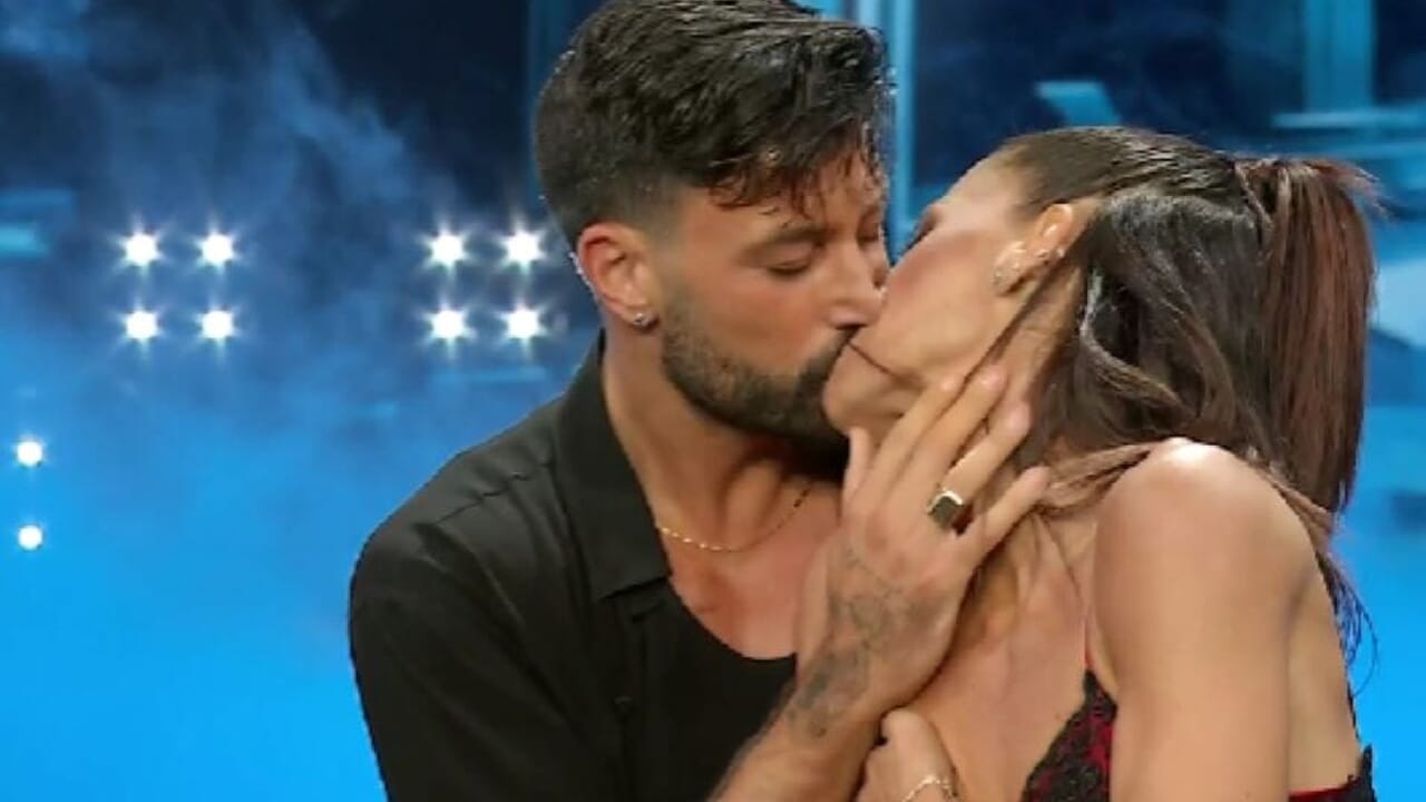 Durante la puntata di Ballando con le stelle di sabato 26 ottobre, Bianca Guaccero e Giovanni Pernice si sono esibiti sulle note di Con tutto l’amore che posso, lasciando intravedere un’intesa che non è sfuggita ai giudici. L'attrice ha condiviso dettagli sulla sua vita privata, raccontando di un passato complesso e di un amore tossico.