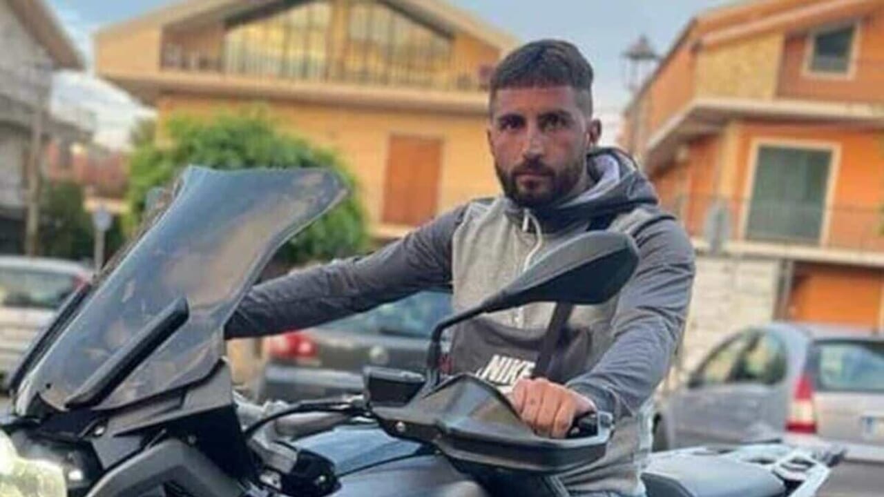 Bruno Barbagallo, 34 anni, ha perso la vita in un incidente motociclistico ieri pomeriggio, martedì 29 ottobre, ad Aci Sant’Antonio, nel catanese.