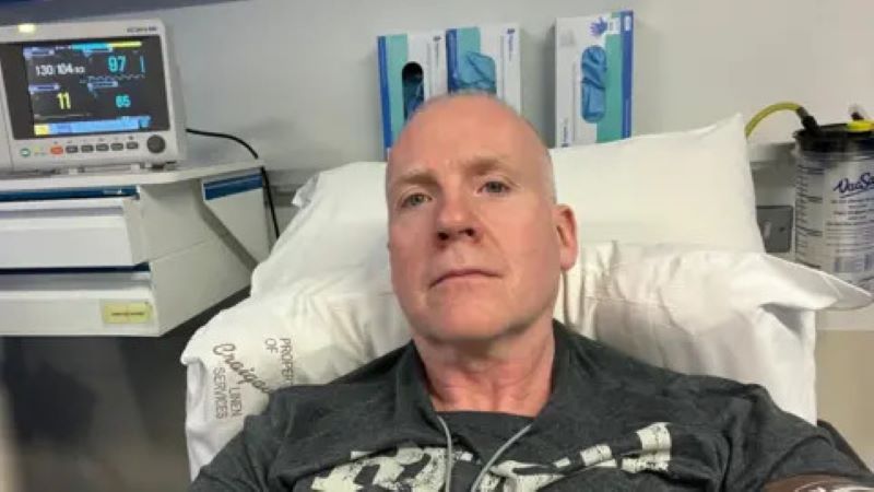 Larry Lowe, un uomo di 54 anni proveniente dall'Irlanda del Nord, racconta come la sua vita sia cambiata radicalmente dopo aver ricevuto la dose di richiamo del vaccino Pfizer contro il Covid-19. Prima in ottima forma e sportivo, Lowe ora soffre di una dolorosa neuropatia trigeminale.