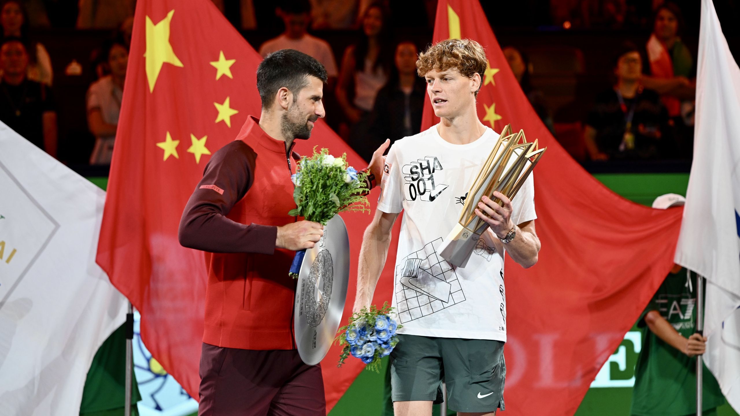 Jannik Sinner vince il torneo ATP 1000 di Shanghai, sconfiggendo Novak Djokovic in finale e negando al serbo il 100° titolo in carriera.