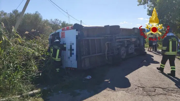 Un incidente stradale a Policoro tra uno scuolabus e un'auto ha causato 13 feriti, nessuno in gravi condizioni.