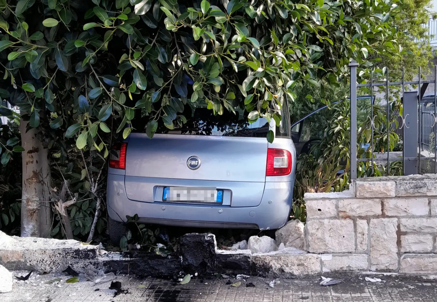 Un uomo di 50 anni di Fasano ha perso il controllo della propria auto, una Fiat Multipla, schiantandosi contro il muro di un condominio. Il malore all'origine dell'incidente.